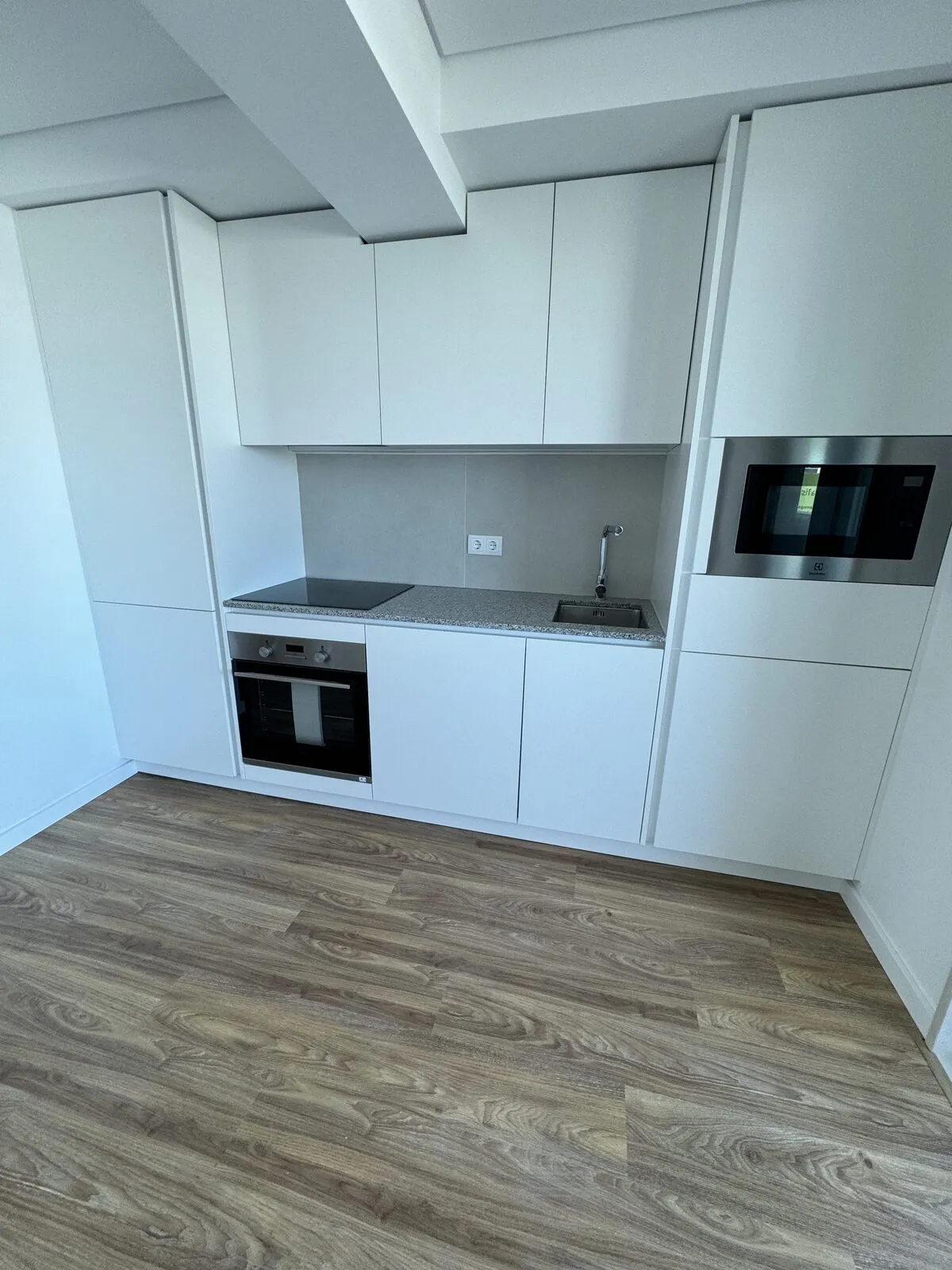 Cozinha com pavimento vinílico instalado