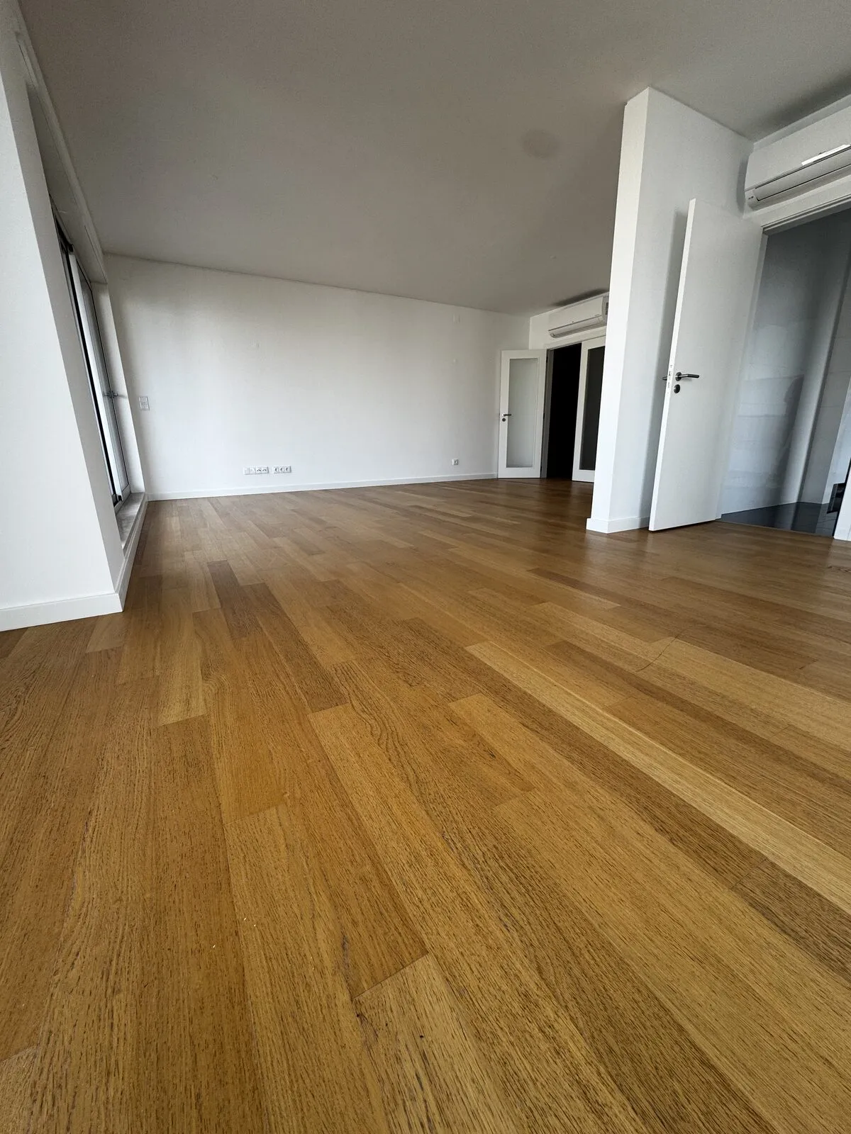 Sala com pavimento flutuante em tom madeira