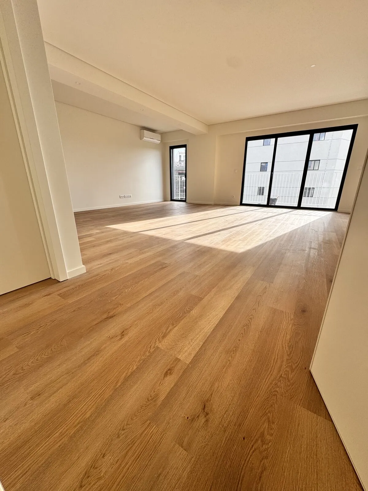 Sala com pavimento vinílico instalado pela Revest