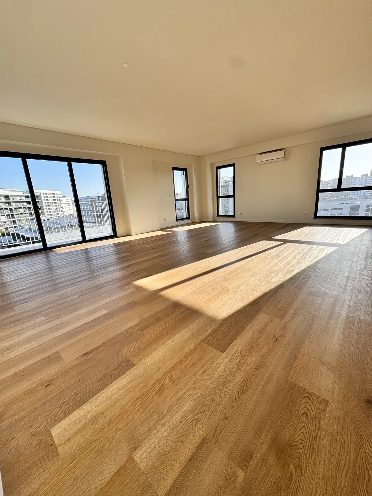 Sala ampla com pavimento flutuante instalado pela Revest