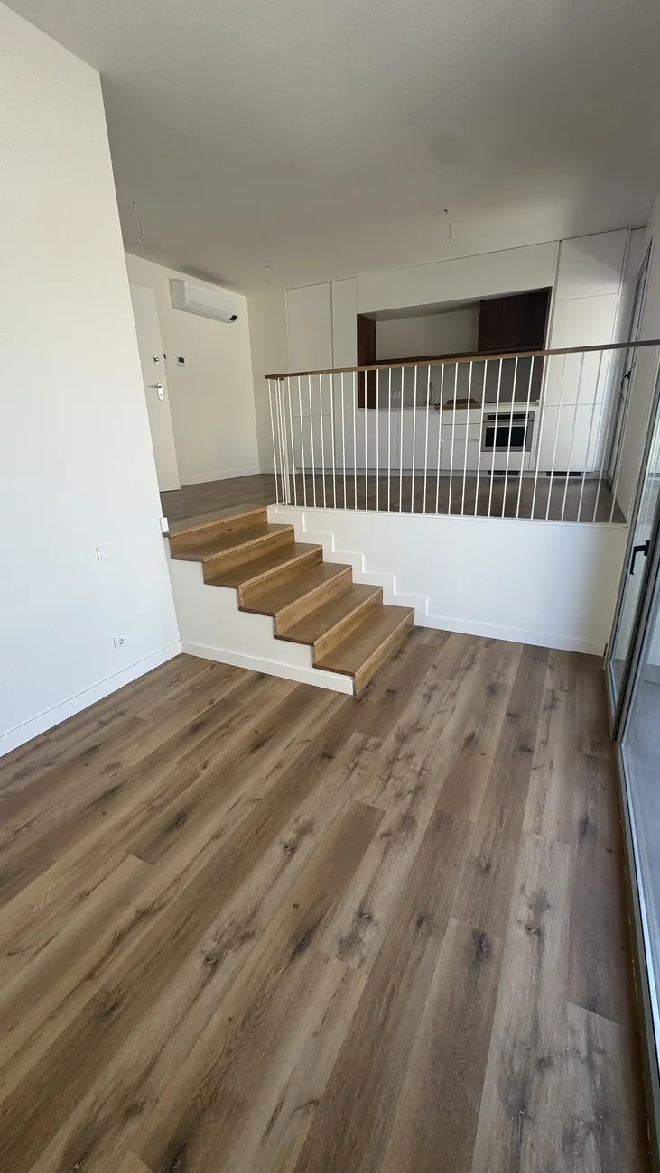 Escadas forradas com pavimento vinílico